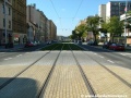 Tramvajová trať překračuje křižovatku s ulicí Kurta Konráda...