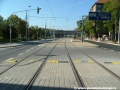 Úrovňový přejezd pro automobily v místě napojení ulice Na Rozcestí tramvajová trať překračuje v pravém oblouku.
