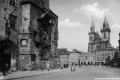 Fotografie zachycující prostor před Staroměstskou radnicí již po snesení tramvajových kolejí. Pouze v dálce jsou patrné dvě čáry ve vozovce, které by mohly být tramvajovými kolejemi pro odstavení vyhlídkového vozu #500. | mezi 1927 - 1934