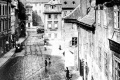 Do Linhartské ulice stavitelé vtěsnali dvoukolejnou trať. Domy na snímku vpravo ustoupily stavbě Nové radnice. | mezi 1901 - 1908