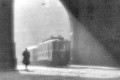 Ve své podstatě jen umělecký snímek tramvaje pod Prašnou branou. Pokud se však zorientujeme v prostoru, zjistíme, že na snímku jsou patrné odbočné koleje do ulice U Prašné brány, postavené v roce 1912 jako obratiště tramvají. Po roce 1917 už se využívaly jen příležitostně a zrušeny byly v roce 1930. | mezi 1912 - 1930