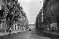 Jen mezi roky 1955 - 1959 se dala vyfotografovat tramvaj v Pařížské ulici se Stalinovým pomníkem v pozadí. Tramvaje tu cestující svezly naposledy na Silvestra roku 1959. | cca 1955 - 1959