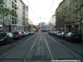 Tramvajová trať zřízená metodou velkoplošných panelů BKV vedená středem Starostrašnické ulice v přímém úseku.
