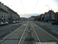 Tramvajová trať tvořená velkoplošnými panely BKV vedená v přímém úseku na zvýšeném tělese ve středu ulice V Olšinách.