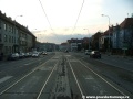 Tramvajová trať tvořená velkoplošnými panely BKV vedená v přímém úseku na zvýšeném tělese ve středu ulice V Olšinách.