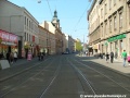 Tramvajová trať se v prostoru pěší zóny stáčí levým obloukem