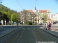 Za zastávkou Švandovo divadlo následuje pravý oblouk v prostoru náměstí Kinských