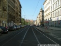 Tramvajová trať se po překonání pravého oblouku napřímí do prostoru zastávky Újezd