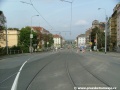 Po dokončení pravého oblouku se tramvajová trať napřimuje na zvýšeném tělese ve středu Svatovítské ulice.