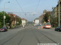 Přímý úsek tramvajové tratě ve středu Svatovítské ulice tvořený klasickým svrškem napovídá, že se stále nacházíme v úseku dočasné přeložky.