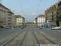 Tramvajová trať překračuje křižovatku s ulicemi Generála Píky a Wüchterlova.