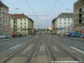 Tramvajová trať na zvýšeném tělese tvořeném velkoplošnými panely BKV klesá středem Svatovítské ulice.