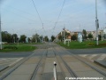 Tramvajová trať překračuje vnitřní rondel Vítězného náměstí.