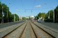 Přímý úsek tramvajové tratě před zastávkami Na Groši.