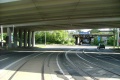 Ještě pod mostem Jižní spojky se tramvajová trať stáčí v ostrém pravém oblouku.
