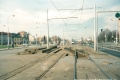 V roce 1999 probíhala rekonstrukce mostů a zárubních zdí v blízkosti tramvajové tratě u smyčky Nádraží Hostivař. Z tohoto důvodu byl od 20. března do 10. května přerušen provoz v úseku Hostivařská - smyčka Nádraží Hostivař. Za křižovatkou u zastávky Hostivařská byla po vyjmutí několika velkoplošných panelů BKV vložena vratná zajišťovací výhybka, umožňující provoz obousměrnými vozy KT8D5 alespoň k zastávce Hostivařská. | 27.3.1999