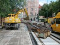 Rekonstruovaná tramvajová trať ve Svobodově ulici s nově položenými velkoplošnými panely BKV v části úseku navazujícím na prodloužený úsek tramvajové tratě v klasické stavbě oproti původnímu stavu. | 23.6.2007