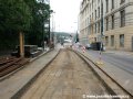 Rekonstrukce tratě z velkoplošných panelů BKV se ve Svobodově ulici přesunula do úseku mezi Vyšehradskou a Vinařického ulici. | 28.6.2007