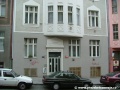 Celkový pohled na dům č.or.5 v ulice Palmovka se zachovalou růžicí pro uchycení trolejového vedení. | 28.8.2006