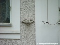 Růžice pro uchycení trolejového vedení byla zachována na domě č.or.5 v ulici Palmovka. | 28.8.2006