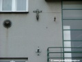 Na stejném domě a opět na fasádě do ulice Novákových je poblíž balkónu zachována také dvojice růžic novějšího typu, na té horní je dokonce ještě zachován izolátor. | 28.8.2006