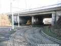 Dvoukolejná tramvajová trať od provizorního tramvajového mostu obloukem mířila pod jednu polovinu mostu pod holešovickým nádražím | 31.3.2010