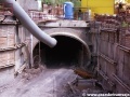 Pohled na portál vznikajícího dvoukolejného tunelu metra IV.C1 v úseku Nádraží Holešovice-Kobylisy byl viditelný z mostní konstrukce kolejové splítky. | 18.5.2002
