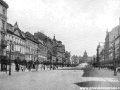 Václavské náměstí s typickými řadami sloupů trolejové vedení u každé z kolejí. | 1908