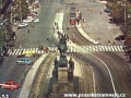 Pohled na obousměrný objezd pomníku svatého Václava z nadhledu. | 1971
