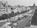 Zastávky u podchodu pod středem Václavského náměstí, okolo pomníku svatého Václava již tramvaje jezdí obousměrně po jeho levé straně. | 1971