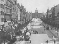 Václavské náměstí s typickými řadami sloupů trolejové vedení u každé z kolejí. | okolo 1910