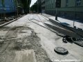 V prostoru vjezdového oblouku a odstavných kolejí smyčky Vápenka dochází k vylévání prostoru mezi kolejemi betonem a pokládce povrchových asfaltových vrstev vozovky. | 26.7.2007