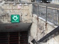 Uprostřed staveniště zůstává součástí rozebíraného schodiště do podchodu informační prvek vstupu do metra... | 17.9.2012