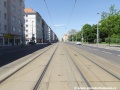 K zastávkám Flora tramvajová trať pokračuje na zvýšeném tělese ve středu Vinohradské ulice.