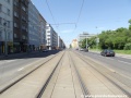Tramvajová trať v přímém úseku na zvýšeném tělese ve středu Vinohradské ulice tvořená velkoplošnými panely BKV.