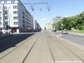 Tramvajová trať tvořená klasickou konstrukcí W-tram s asfaltovým zákrytem míří k zastávkám Flora.
