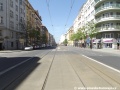 Přímý úsek tramvajové tratě ve Vinohradské ulici míří ke křižovatce s Čáslavskou a Sudoměřskou ulici.