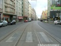 Pravý oblouk, jímž trať dokončí vyosení do užší části Vinohradské ulice.