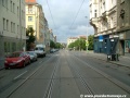 Přímý úsek tramvajové tratě ve Vinohradské ulici tvořený velkoplošnými panely BKV.