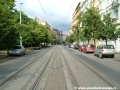 Podél sadů Svatopluka Čecha tramvajová trať klesá Vinohradskou ulicí v přímém úseku.