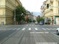 Tramvajová trať překračuje světelně řízenou křižovatku s ulicemi Šumavská a Třebízského.