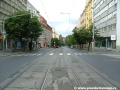 V oblouku tramvajová trať překračuje světelně řízenou křižovatku s Budečskou ulicí.