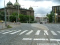 Levé oblouky kryté velkou žulovou dlažbou přivádí tramvajovou trať na samostatné těleso v Legerově ulici.