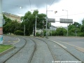 Levé oblouky tramvajové tratě ve Škrétově ulici v „polootevřeném“ svršku.