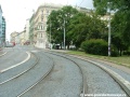 Levé oblouky tramvajové tratě ve Škrétově ulici v „polootevřeném“ svršku.