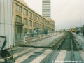Poslední dny již odpojené střední staniční koleje, pohled od zastávky Vinohradské hřbitovy. | 9.10.1999