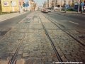 Křížení tramvajové tratě v Plynární ulici s železniční vlečkou, pohled od tramvajové zastávky Nádraží Holešovice