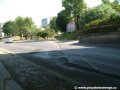 Jediným místem, kde koleje vlečky při překračování vozovky Argentinské ulice chybí, je levý pruh ve směru na most Barikádníků | 7.8.2004
