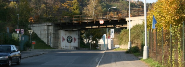 Ocelový most bývalé vlečky do teplárny Juliska přes ulici Pod Paťankou v pohledu od budoucí tramvajové smyčky Podbaba | 23.10.2010