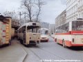 Z jižní části areálu továrny ČKD Tatra Smíchov jsou vyváženy skříně vozů T3 pro Sovětský svaz, v pozadí autobus ŠM 11 ev.č.7198 míjí Karosu B 731 ev.č.3818 | 15.5.1987